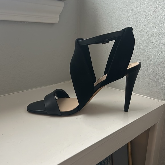 NIB Vince Camuto Eco Sheep/True Suede Kalintie black heels size 9.5 M - Picture 2 of 8